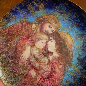 Edna Hibel "The First Holiday" Collector Plate Fine Art Porcelain Holy Family
